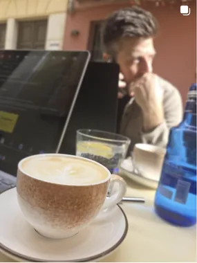 arbeiten-im-cafe