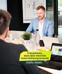 Beratungsgespräch am Besprechungstisch